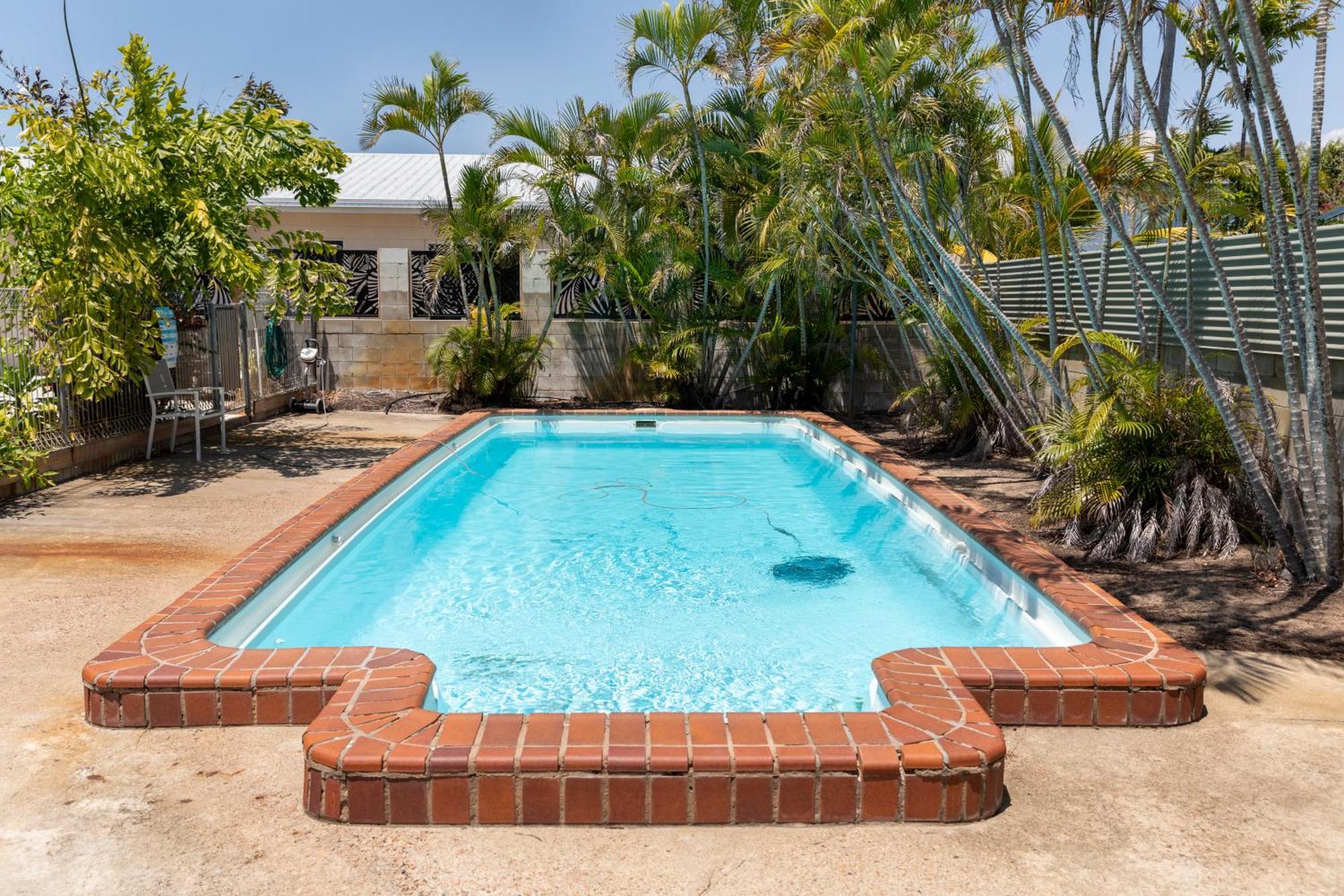 Palm View Holiday Apartments ボーエン エクステリア 写真