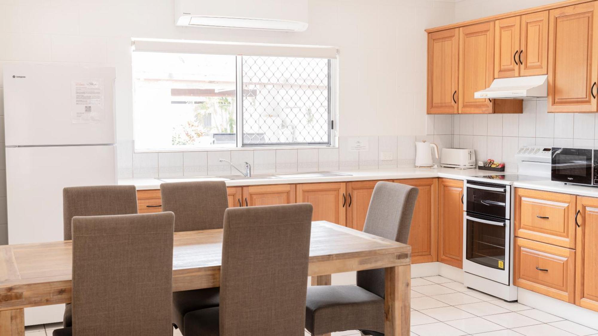 Palm View Holiday Apartments ボーエン エクステリア 写真